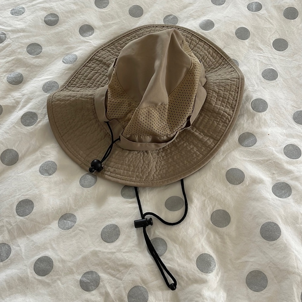 Bass boy’s lightweight, fully adjustable sun hat.EUC